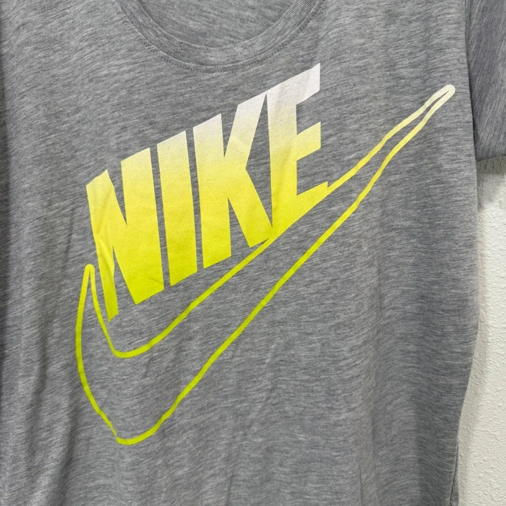 Nike Womens Loose Fit Grey Graphic Tee Yellow Gradient Swoosh 717329-064 Size L